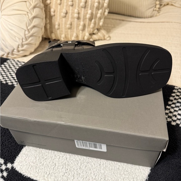 Vagabond Black Heeled Chelsea Boots - Picture 5 of 6